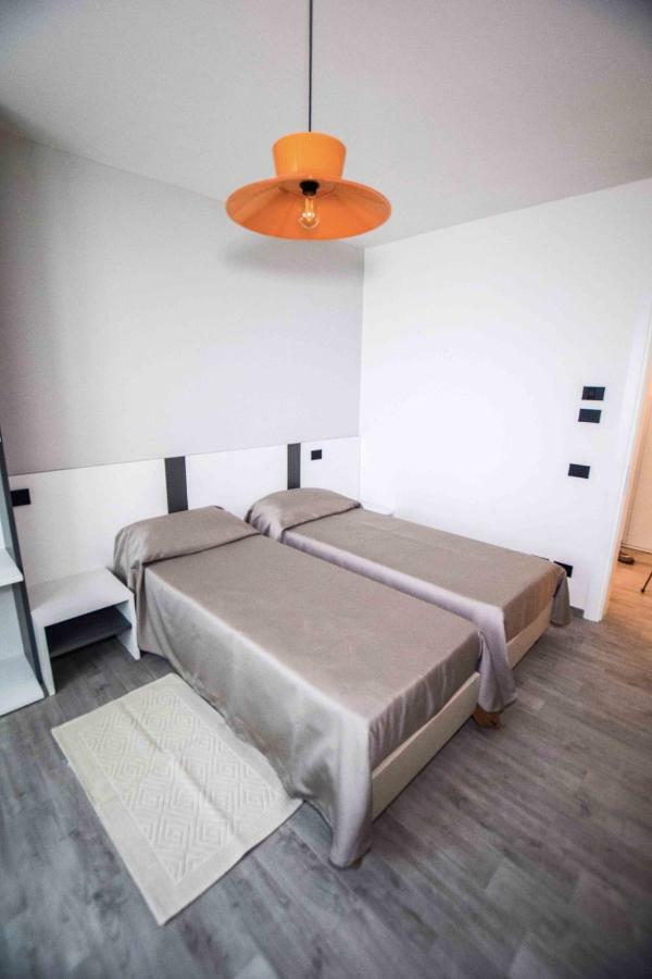 Gambisa Street Otel Soliera Dış mekan fotoğraf